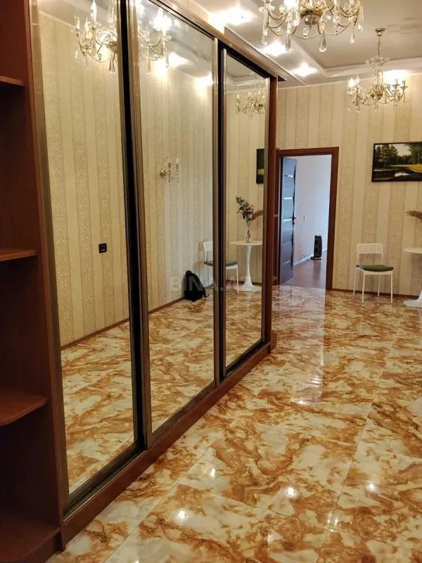 Kirayə verilir 4 otaqlı mənzil 230 m²
