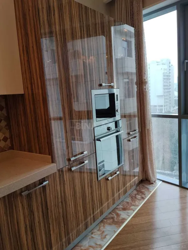 Kirayə verilir 4 otaqlı mənzil 230 m²