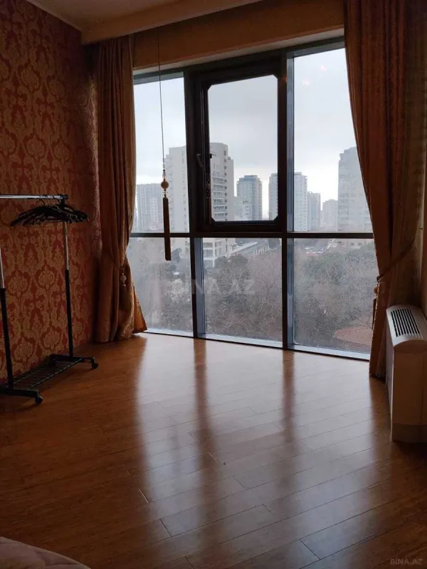 Kirayə verilir 4 otaqlı mənzil 230 m²