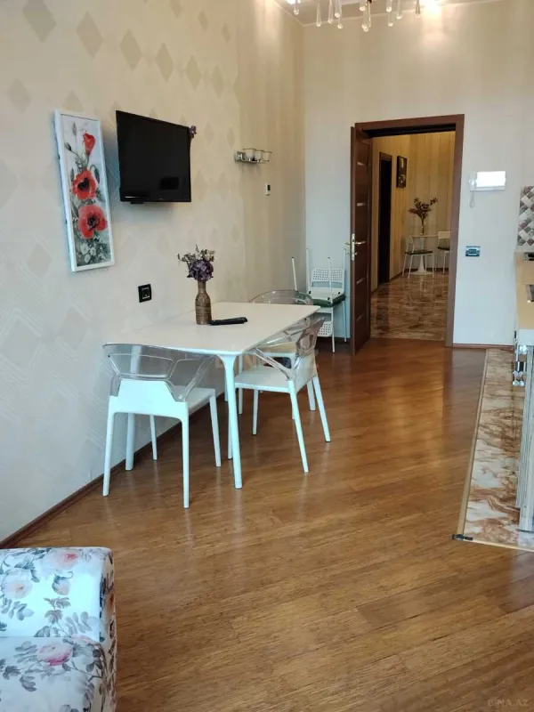Kirayə verilir 4 otaqlı mənzil 230 m²