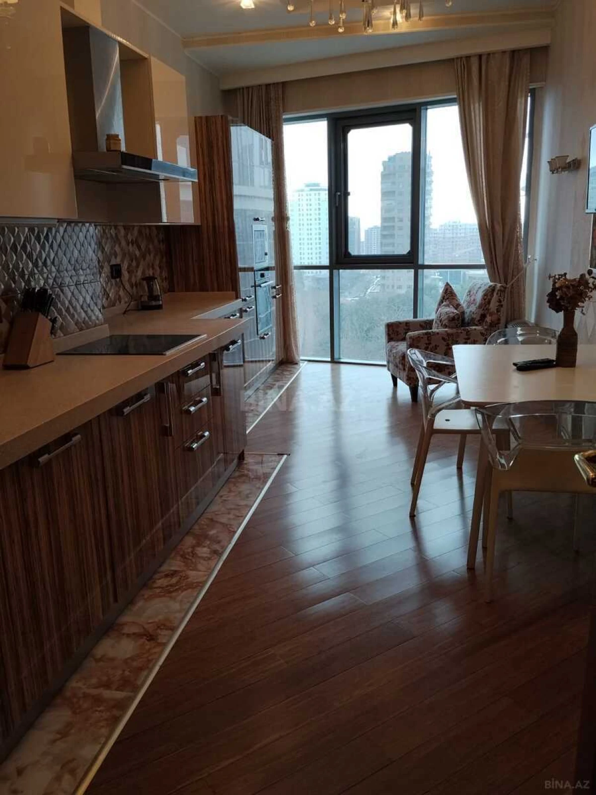 Kirayə verilir 4 otaqlı mənzil 230 m²