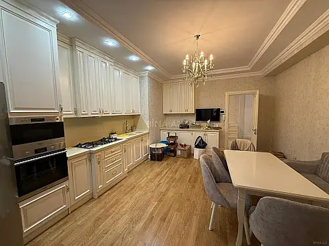 Satılır 4 otaqlı mənzil 185 m²