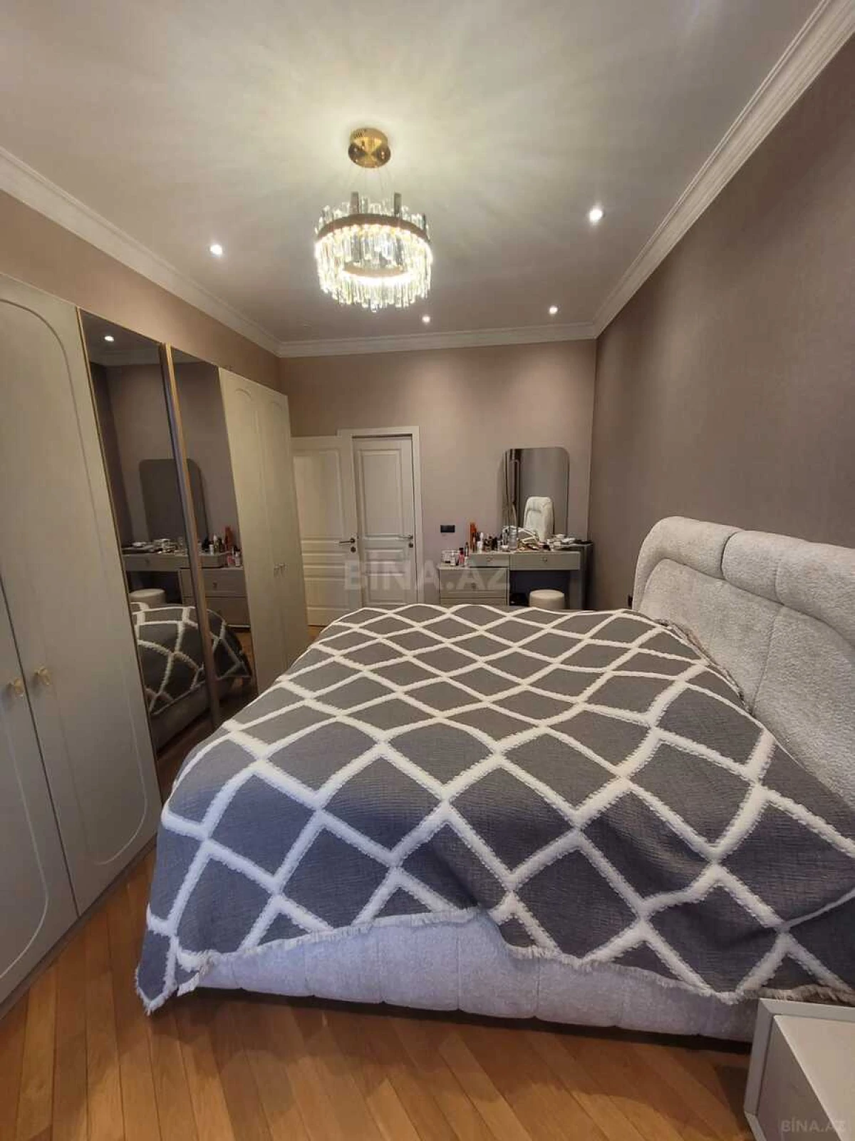 Satılır 3 otaqlı mənzil 115 m²