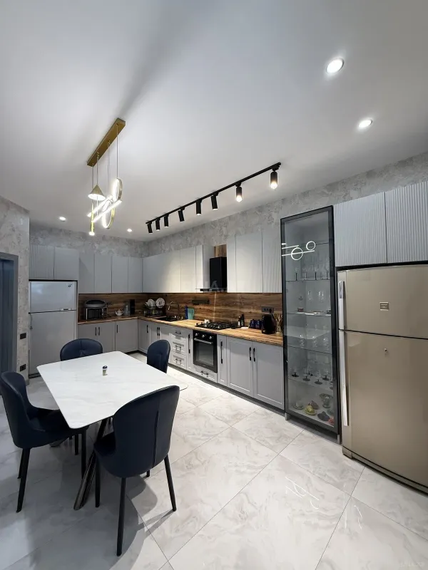 Satılır 5 otaqlı həyət evi 450 m²