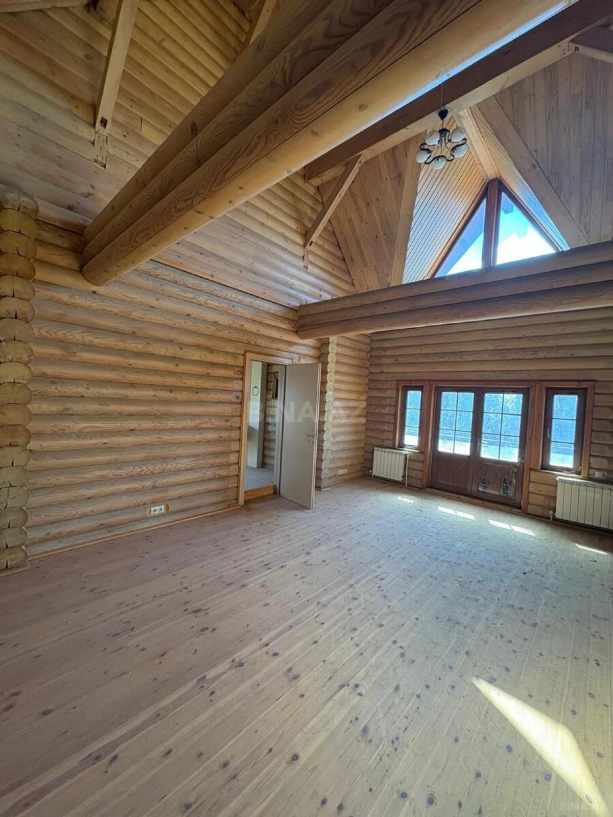 Satılır 12 otaqlı həyət evi 800 m²