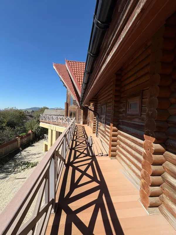 Satılır 12 otaqlı həyət evi 800 m²