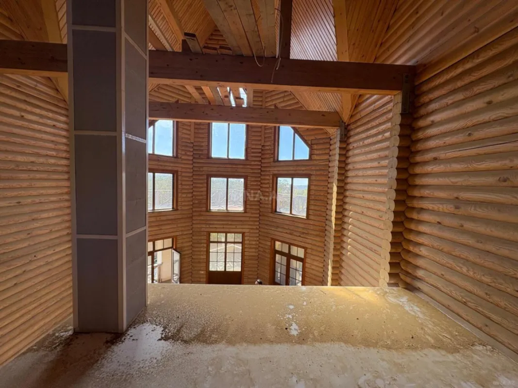 Satılır 12 otaqlı həyət evi 800 m²