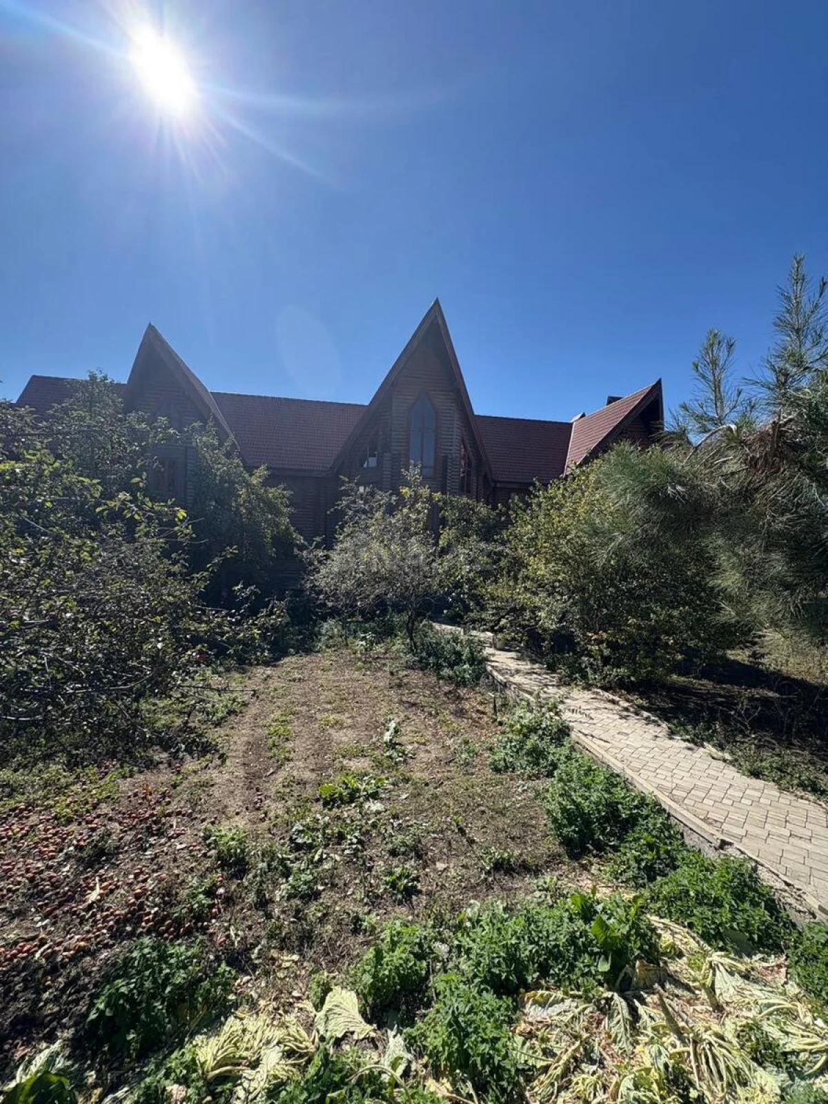 Satılır 12 otaqlı həyət evi 800 m²