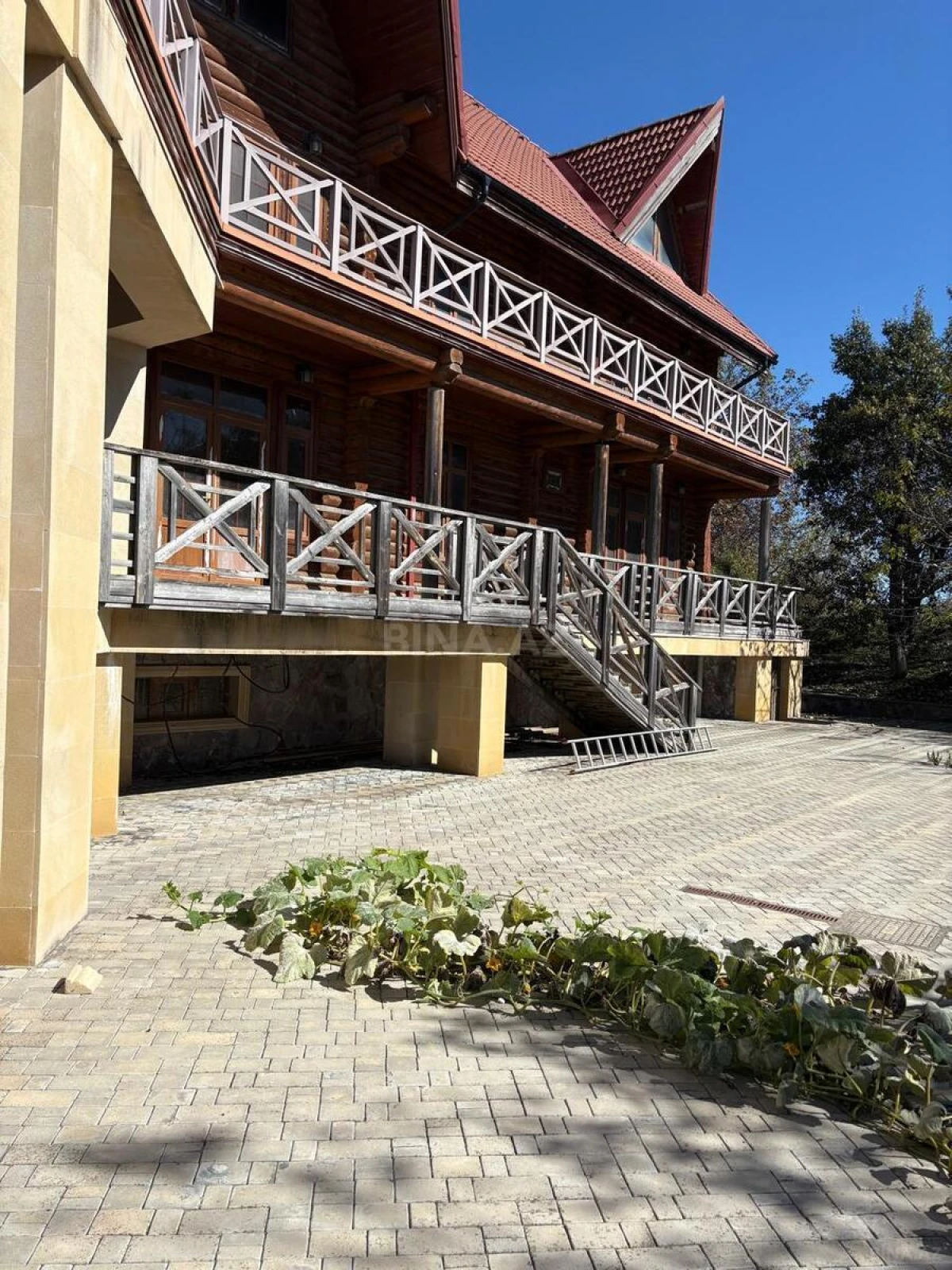 Satılır 12 otaqlı həyət evi 800 m²