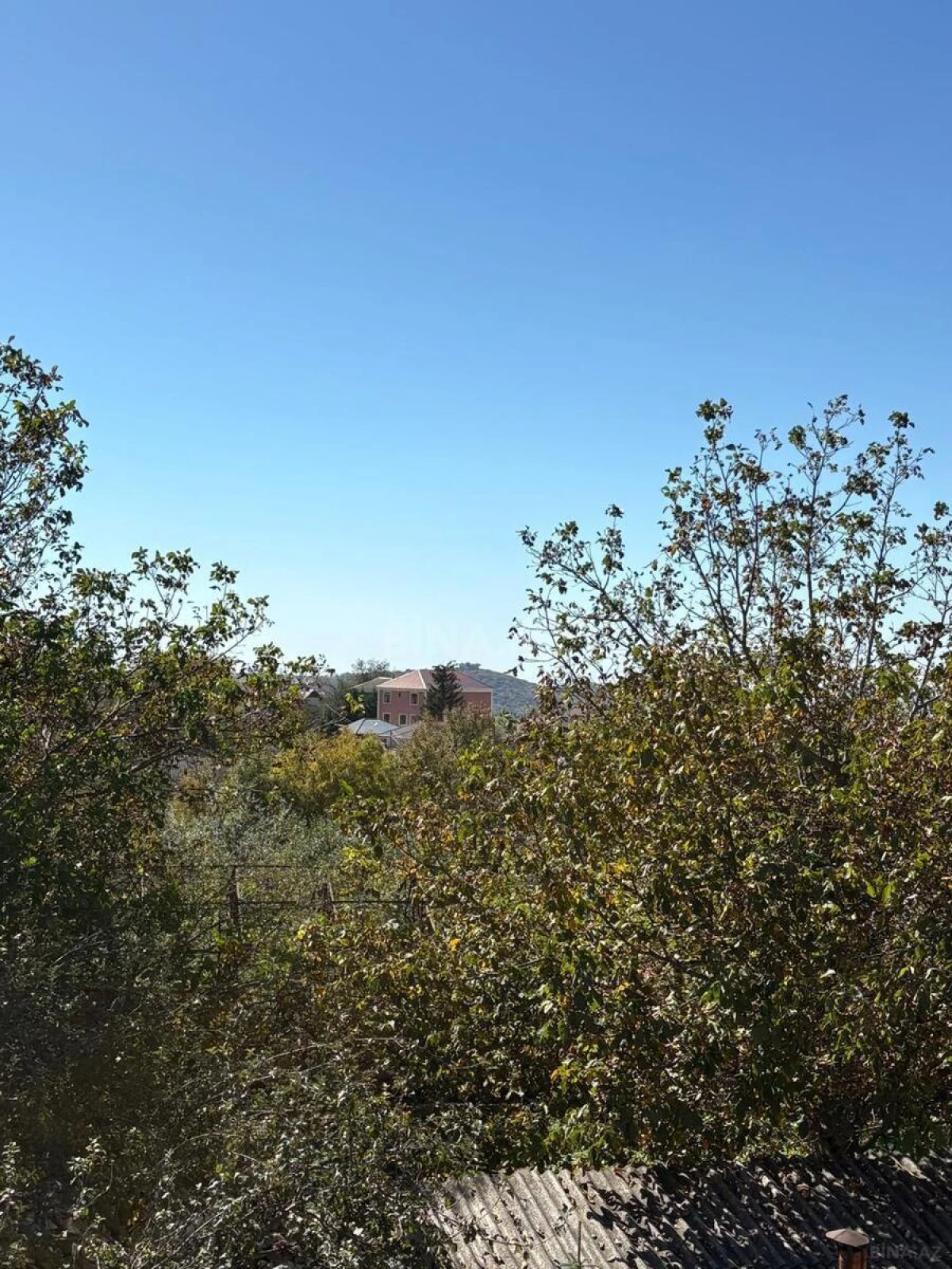 Satılır 12 otaqlı həyət evi 800 m²