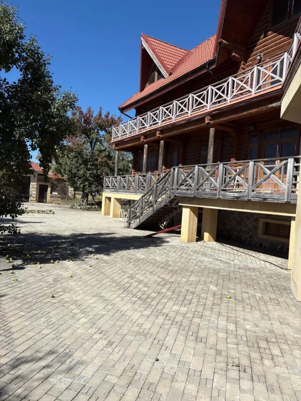 Satılır 12 otaqlı həyət evi 800 m²