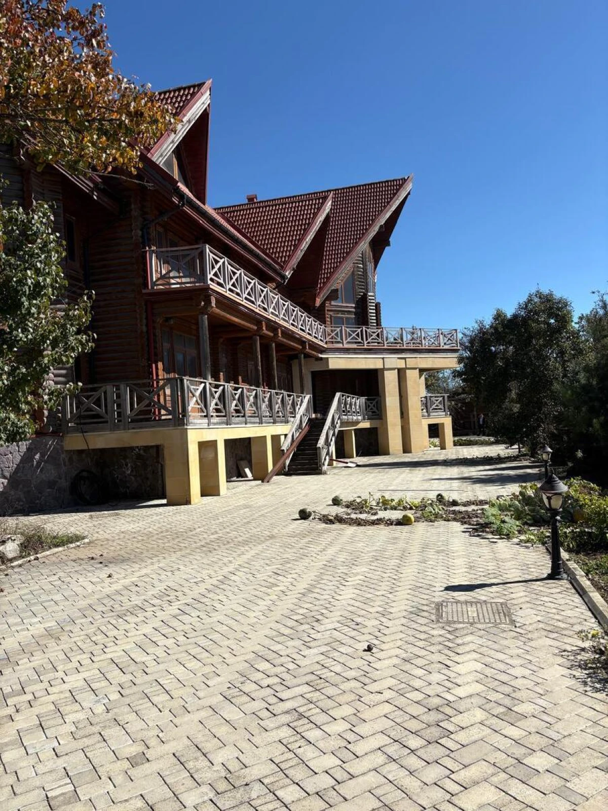 Satılır 12 otaqlı həyət evi 800 m²