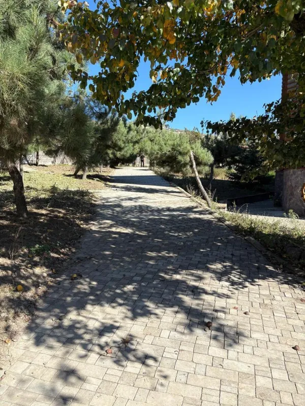 Satılır 12 otaqlı həyət evi 800 m²