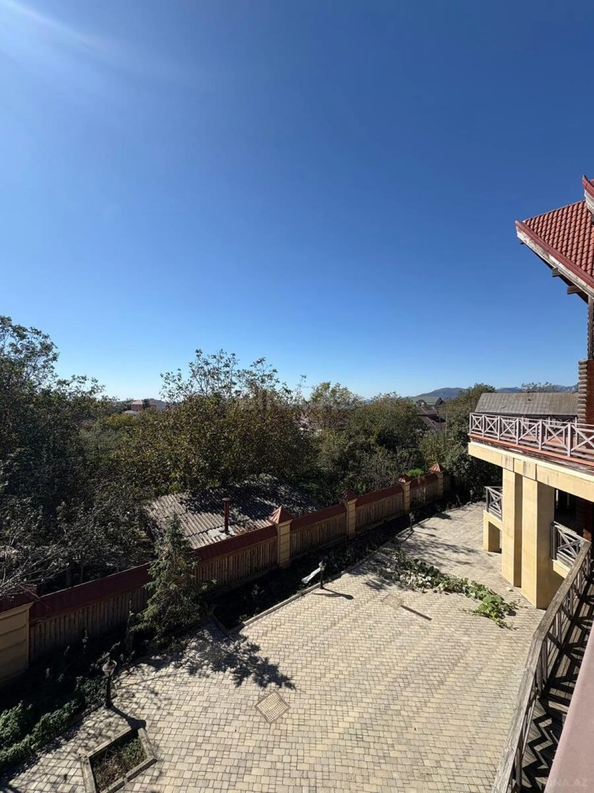 Satılır 12 otaqlı həyət evi 800 m²