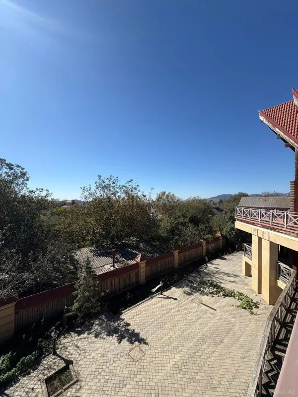 Satılır 12 otaqlı həyət evi 800 m²