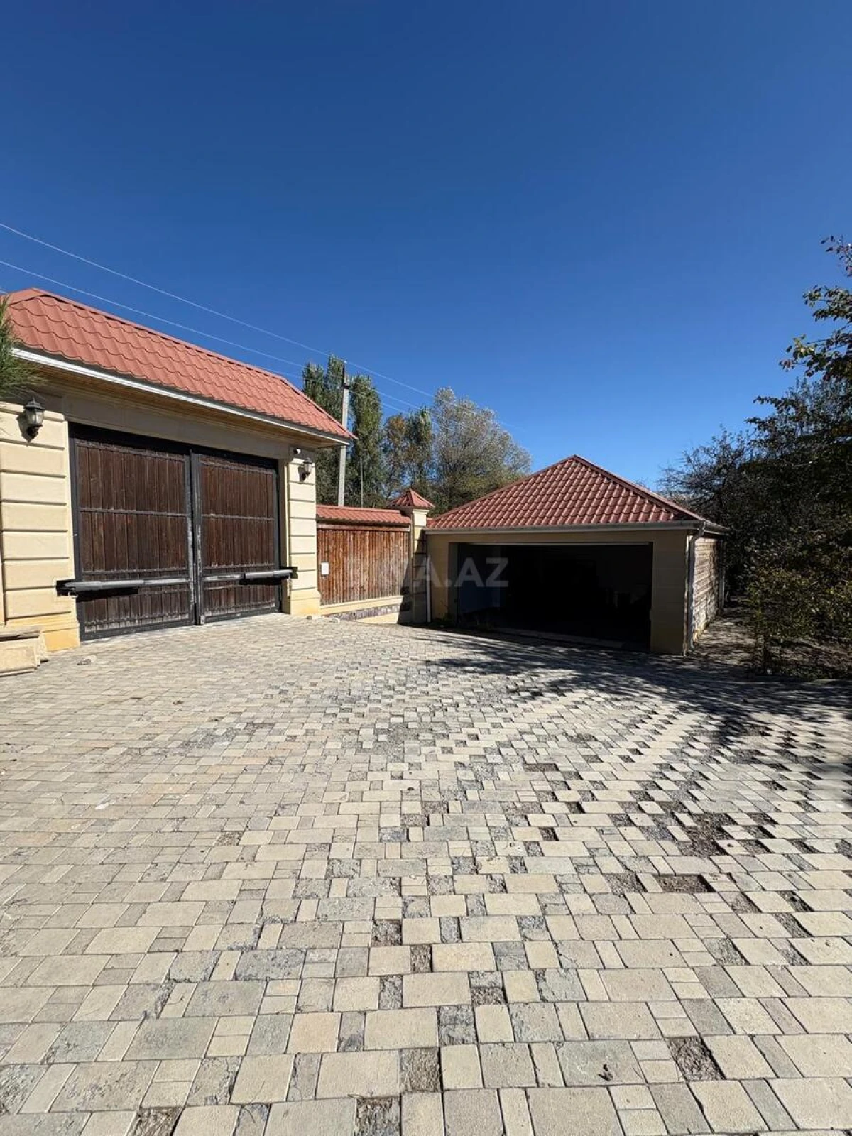 Satılır 12 otaqlı həyət evi 800 m²