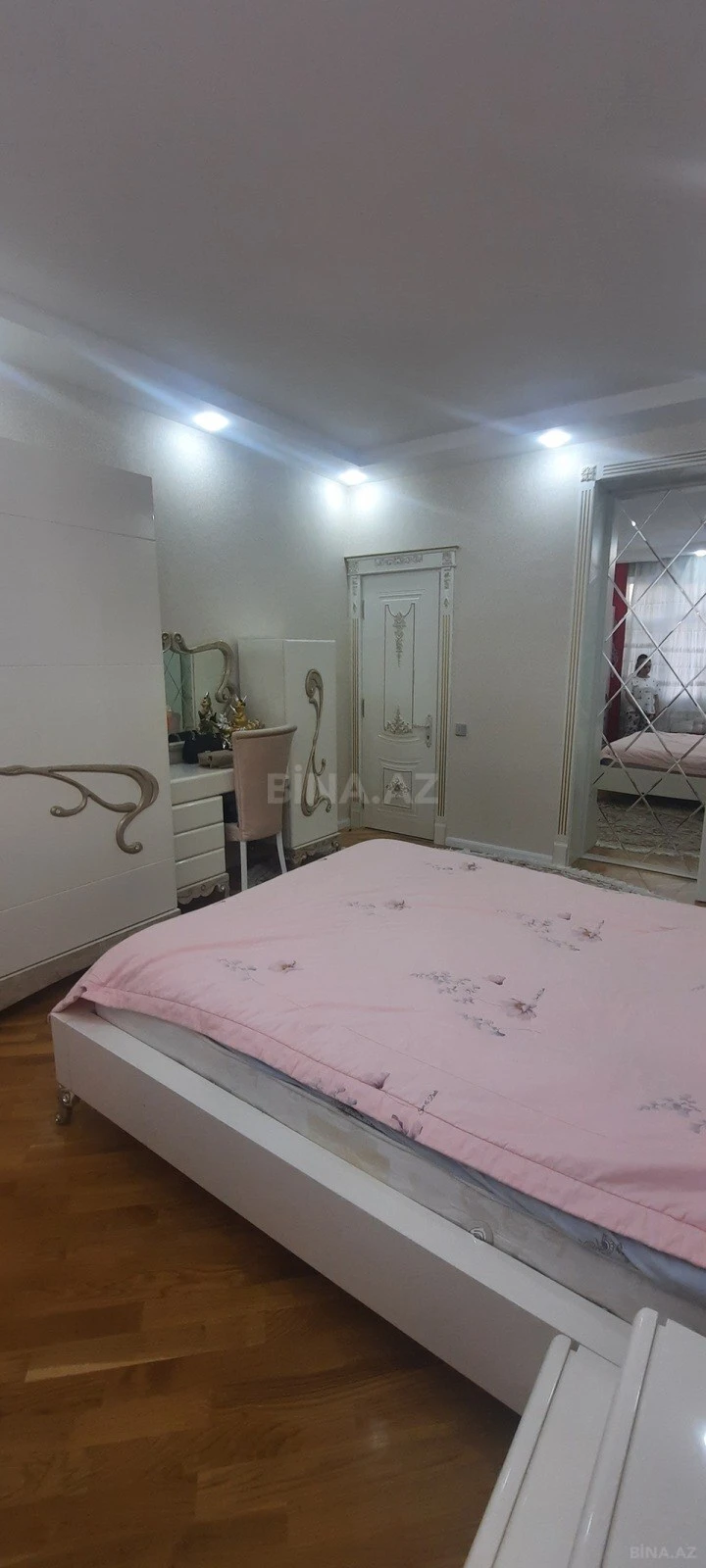 Satılır 3 otaqlı mənzil 143 m²