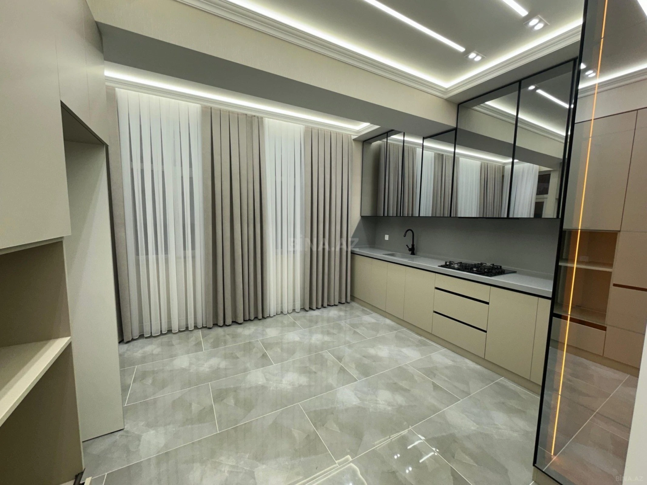 Satılır 4 otaqlı mənzil 138 m²