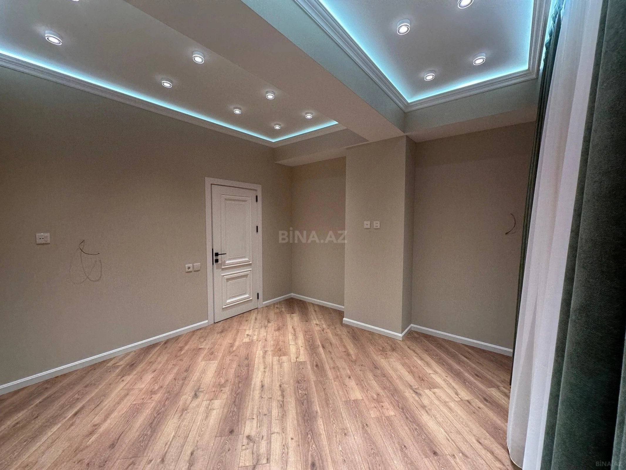 Satılır 4 otaqlı mənzil 138 m²