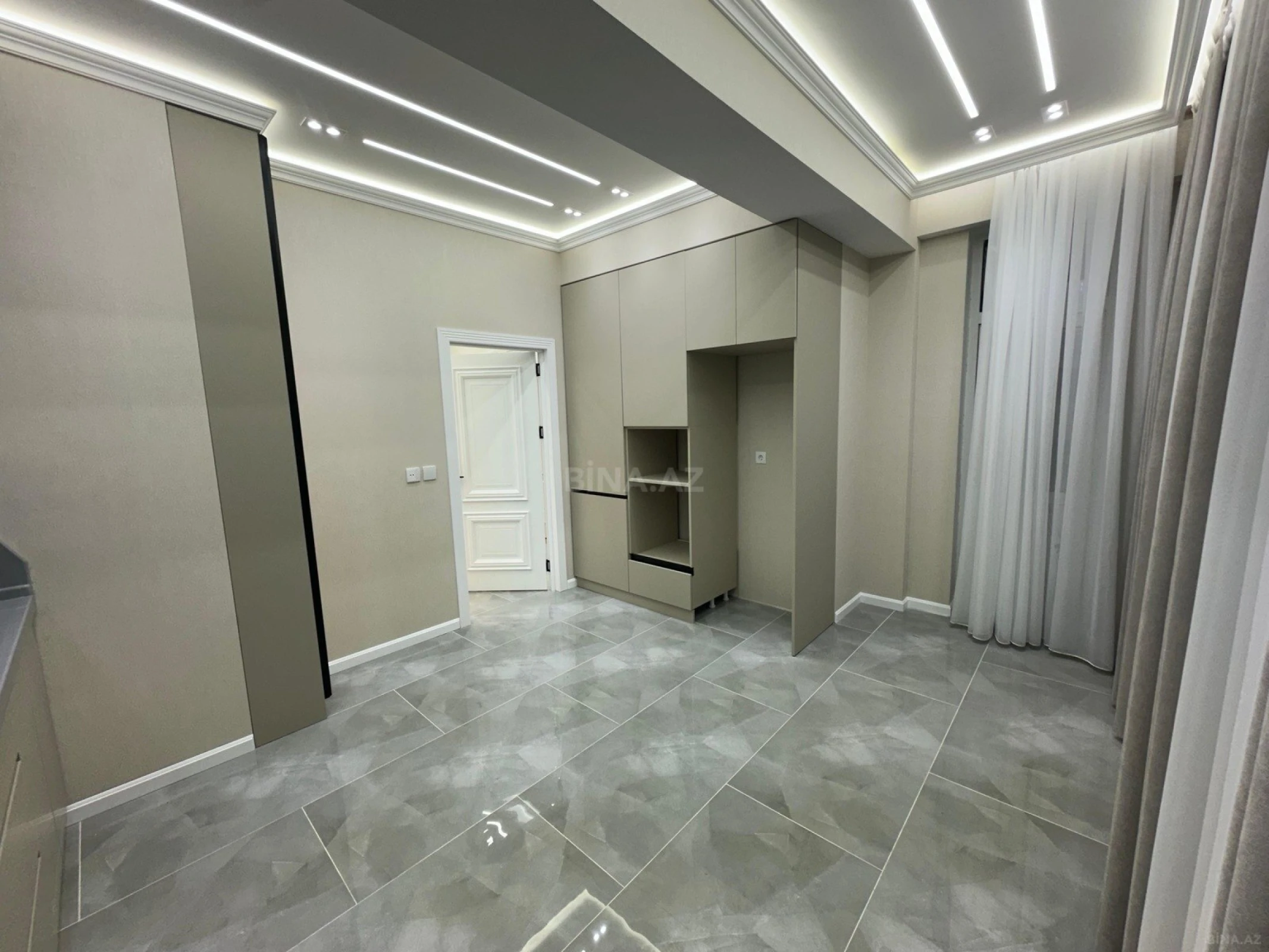 Satılır 4 otaqlı mənzil 138 m²