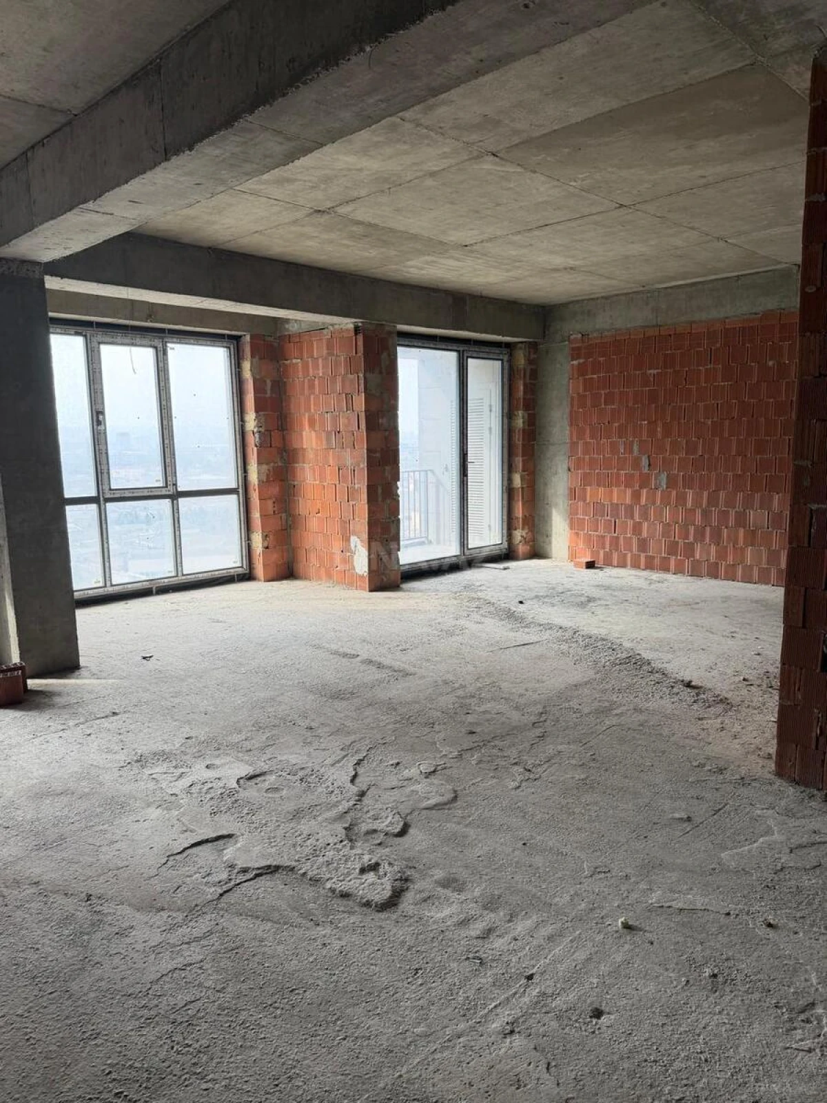 Satılır 2 otaqlı mənzil 117 m²