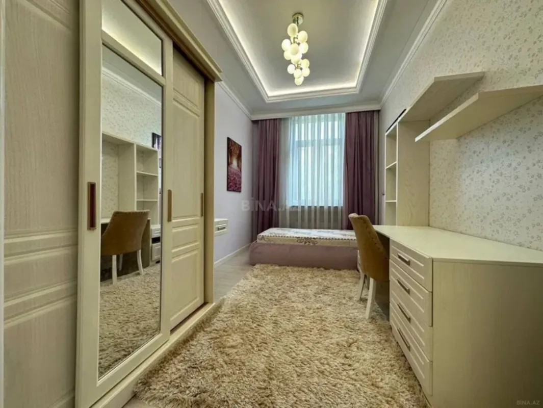 Satılır 3 otaqlı mənzil 146 m²