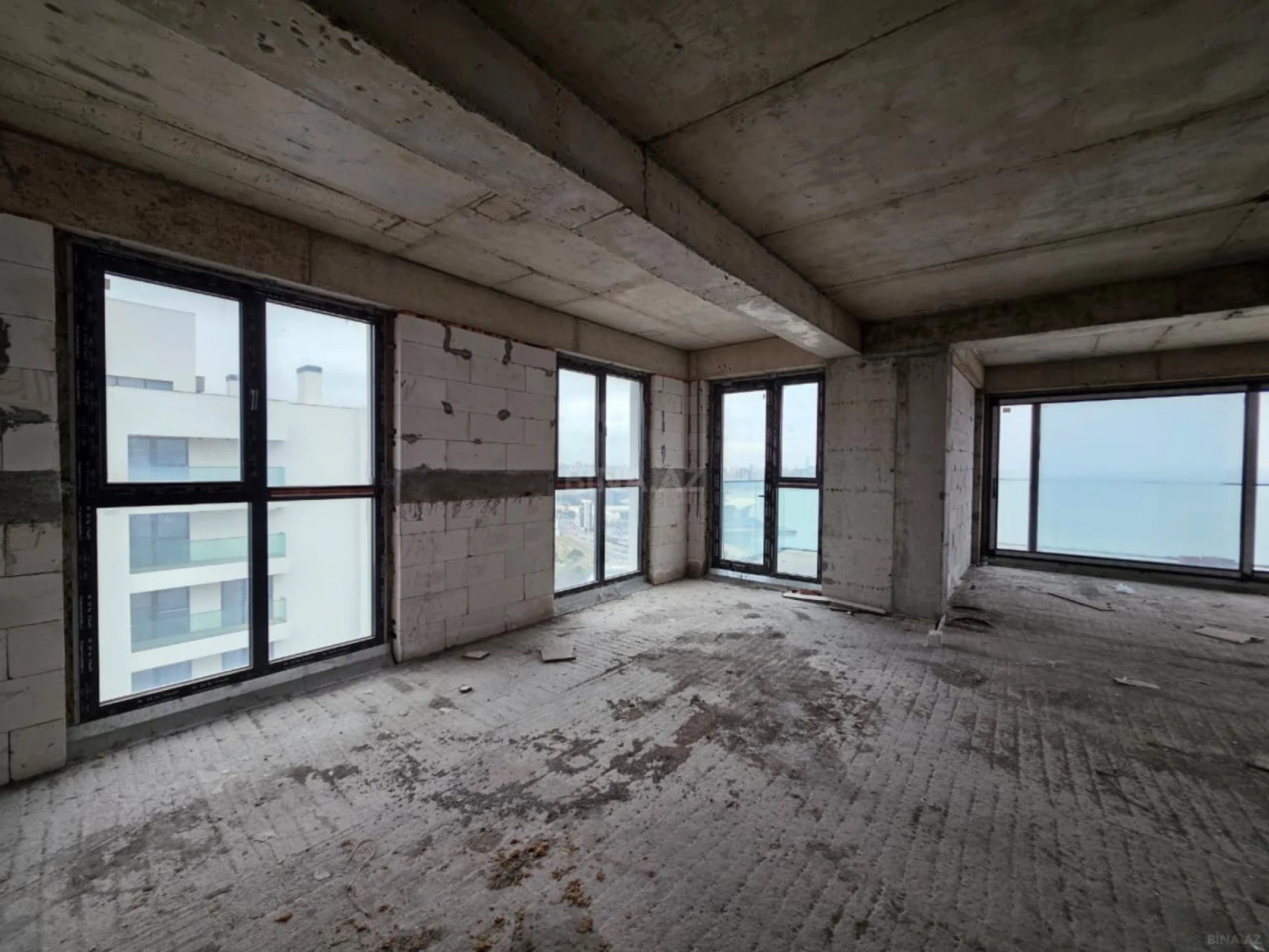 Satılır 6 otaqlı mənzil 395 m²