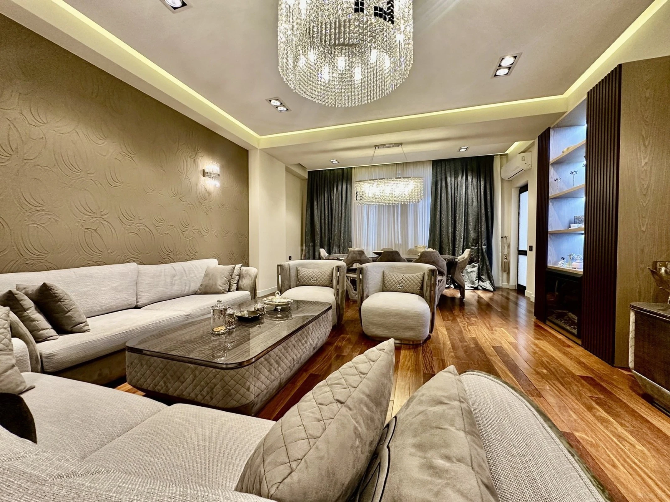 Satılır 3 otaqlı mənzil 158 m²