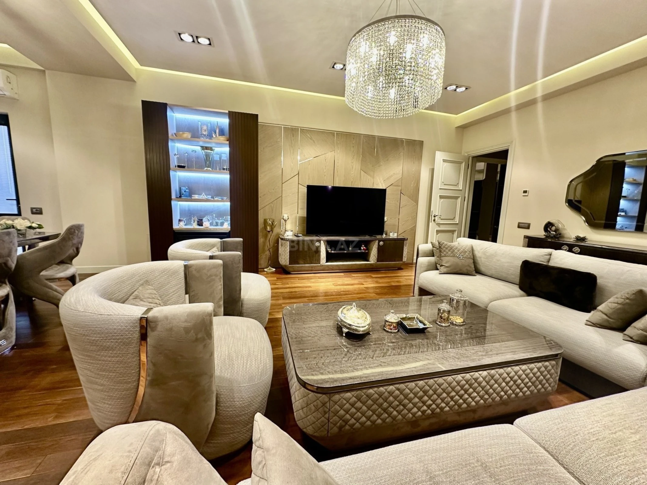 Satılır 3 otaqlı mənzil 158 m²