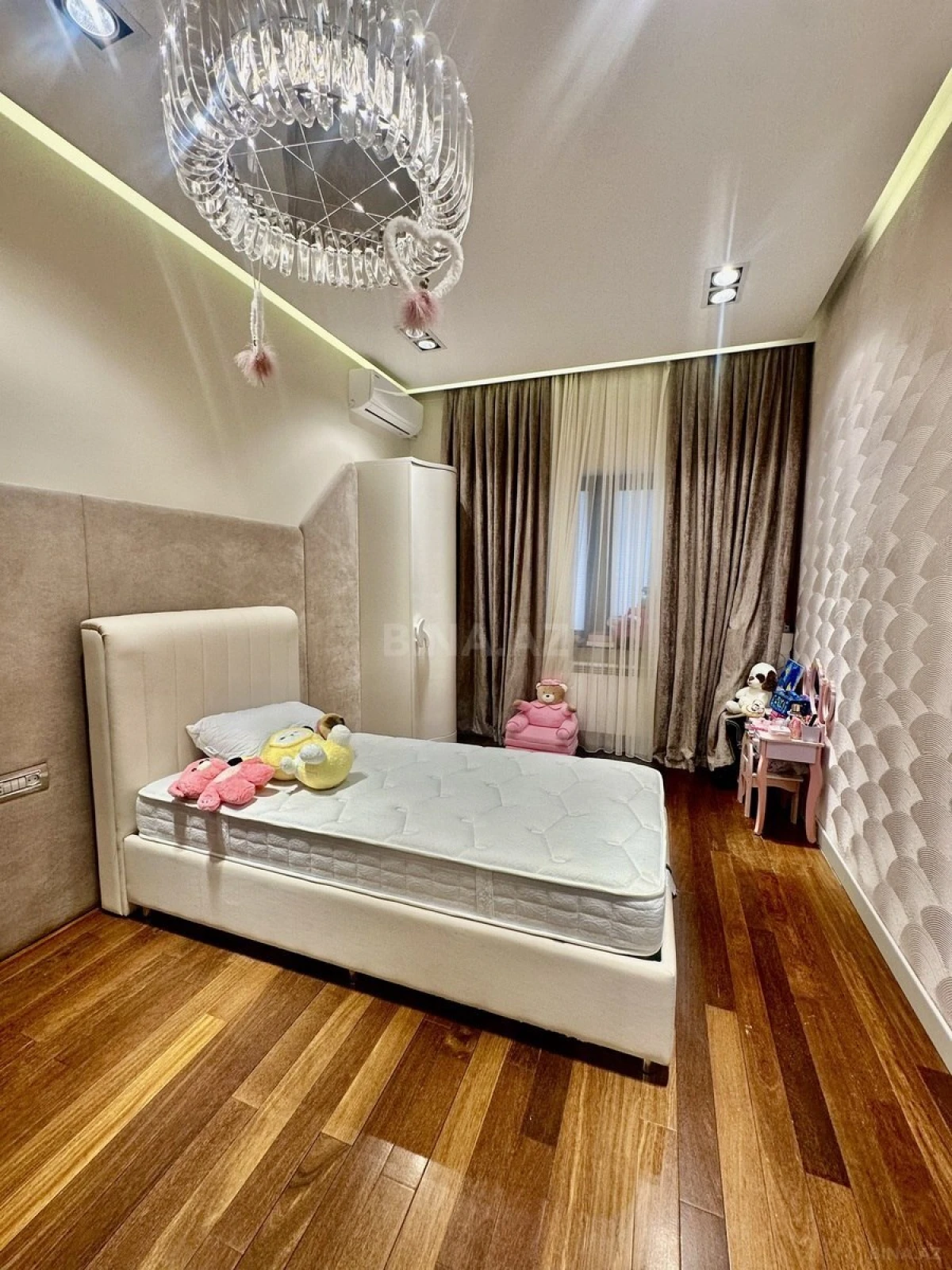 Satılır 3 otaqlı mənzil 158 m²