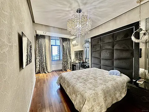 Satılır 3 otaqlı mənzil 158 m²