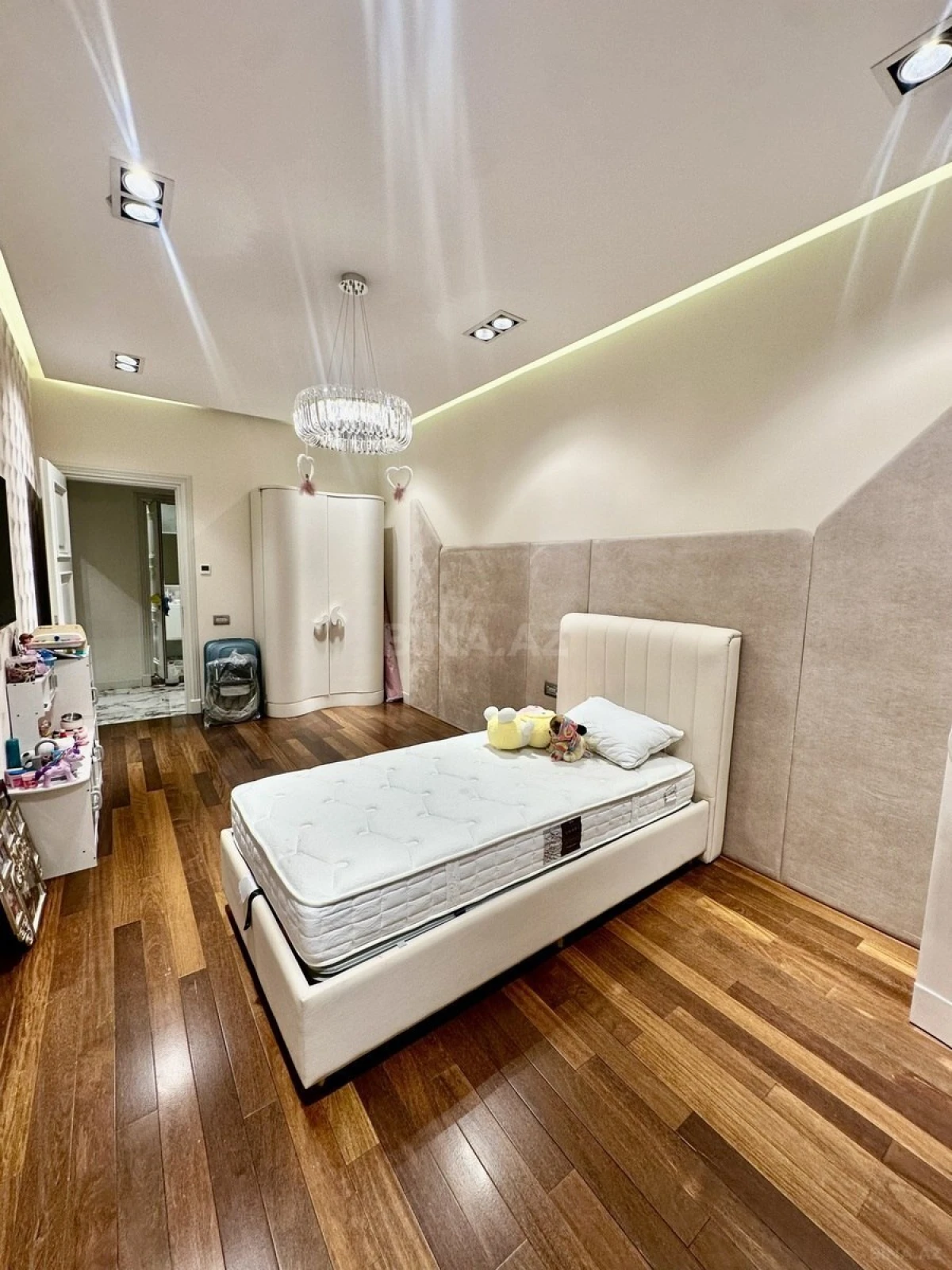 Satılır 3 otaqlı mənzil 158 m²