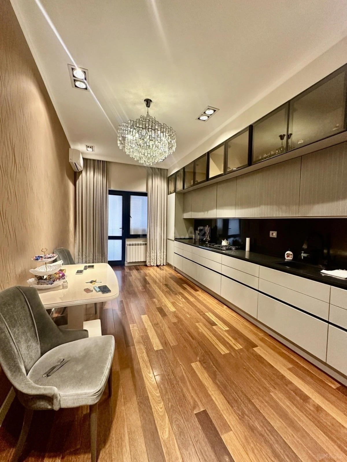 Satılır 3 otaqlı mənzil 158 m²