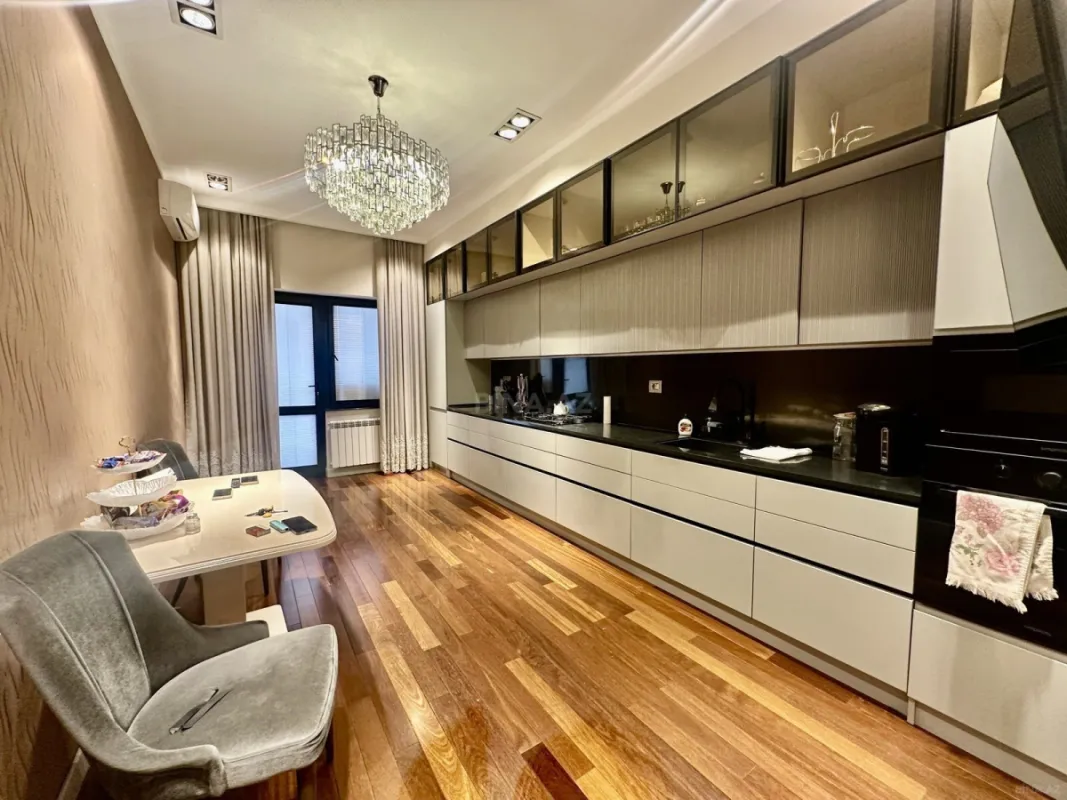 Satılır 3 otaqlı mənzil 158 m²
