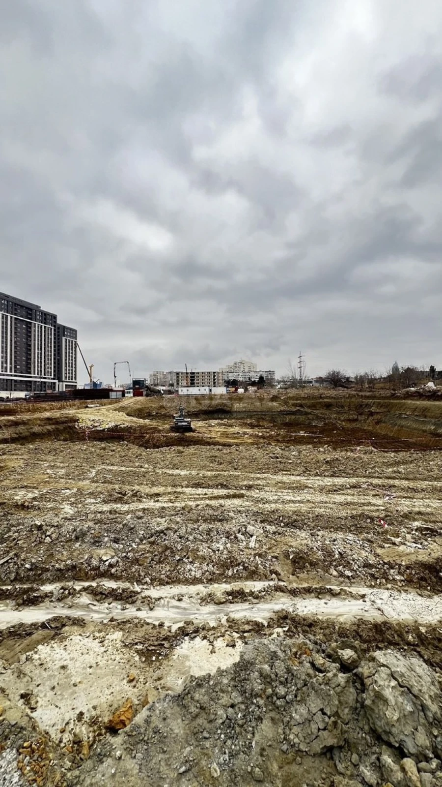 Satılır 2 otaqlı mənzil 107 m²