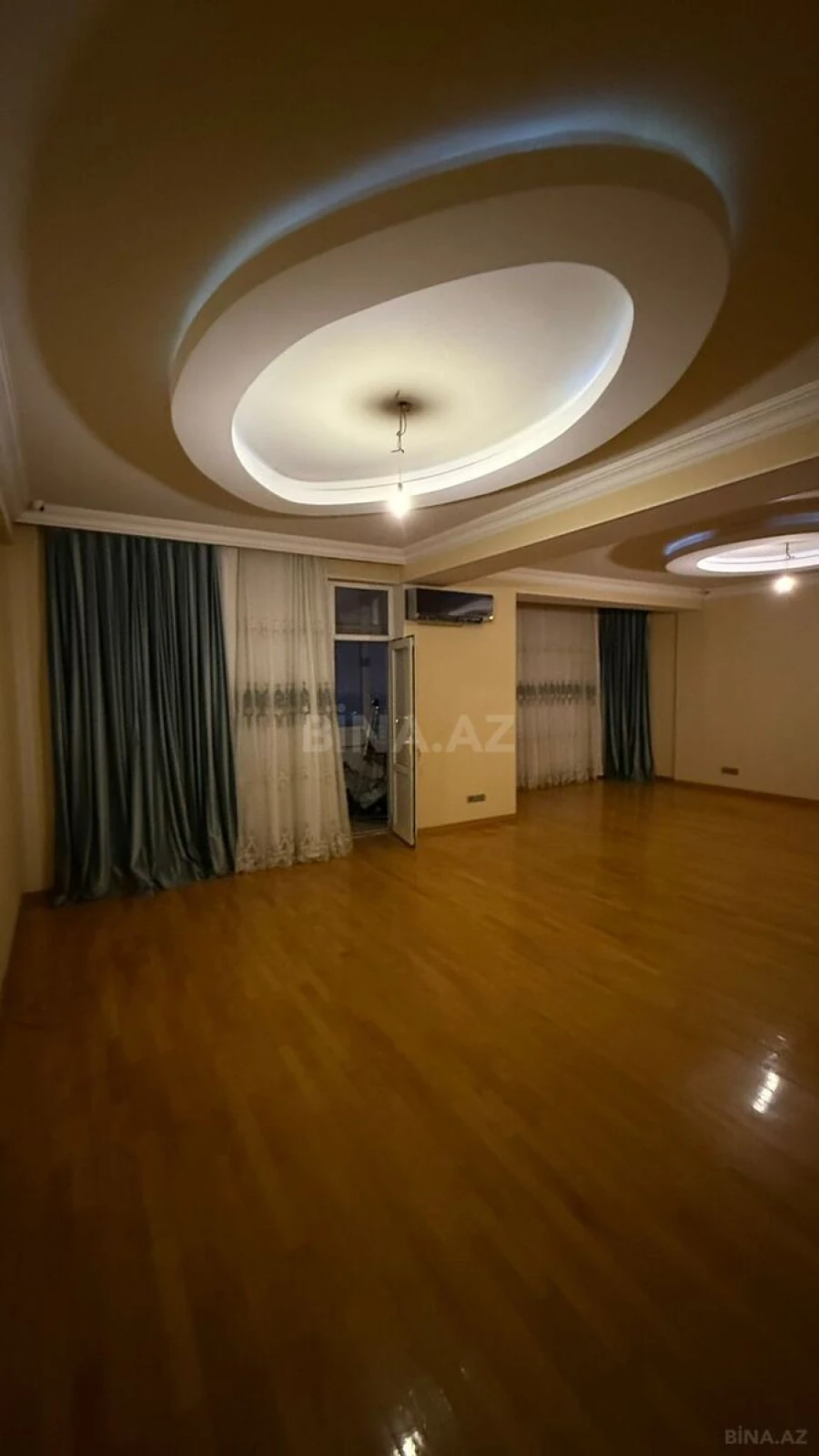 Satılır 5 otaqlı mənzil 250 m²