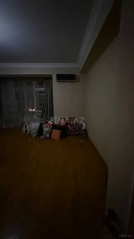 Satılır 5 otaqlı mənzil 250 m²