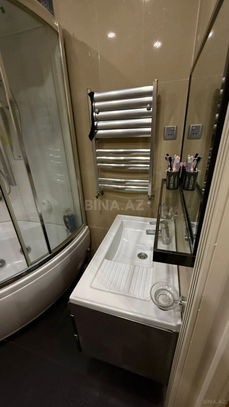 Satılır 5 otaqlı mənzil 250 m²