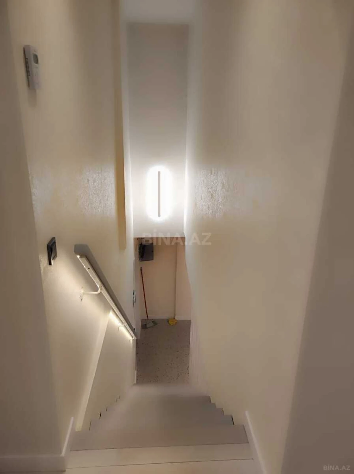 Satılır 4 otaqlı mənzil 135.5 m²