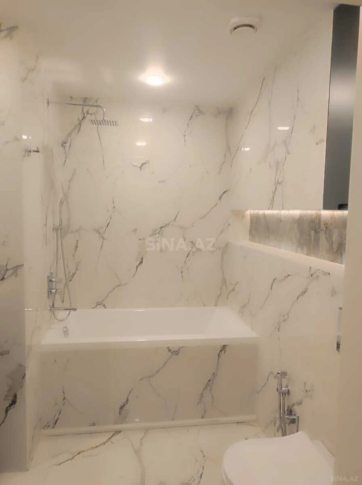 Satılır 4 otaqlı mənzil 135.5 m²