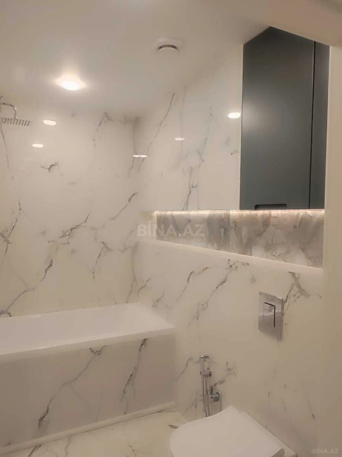Satılır 4 otaqlı mənzil 135.5 m²