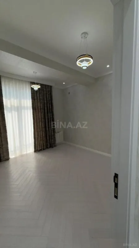 Satılır 4 otaqlı mənzil 131 m²