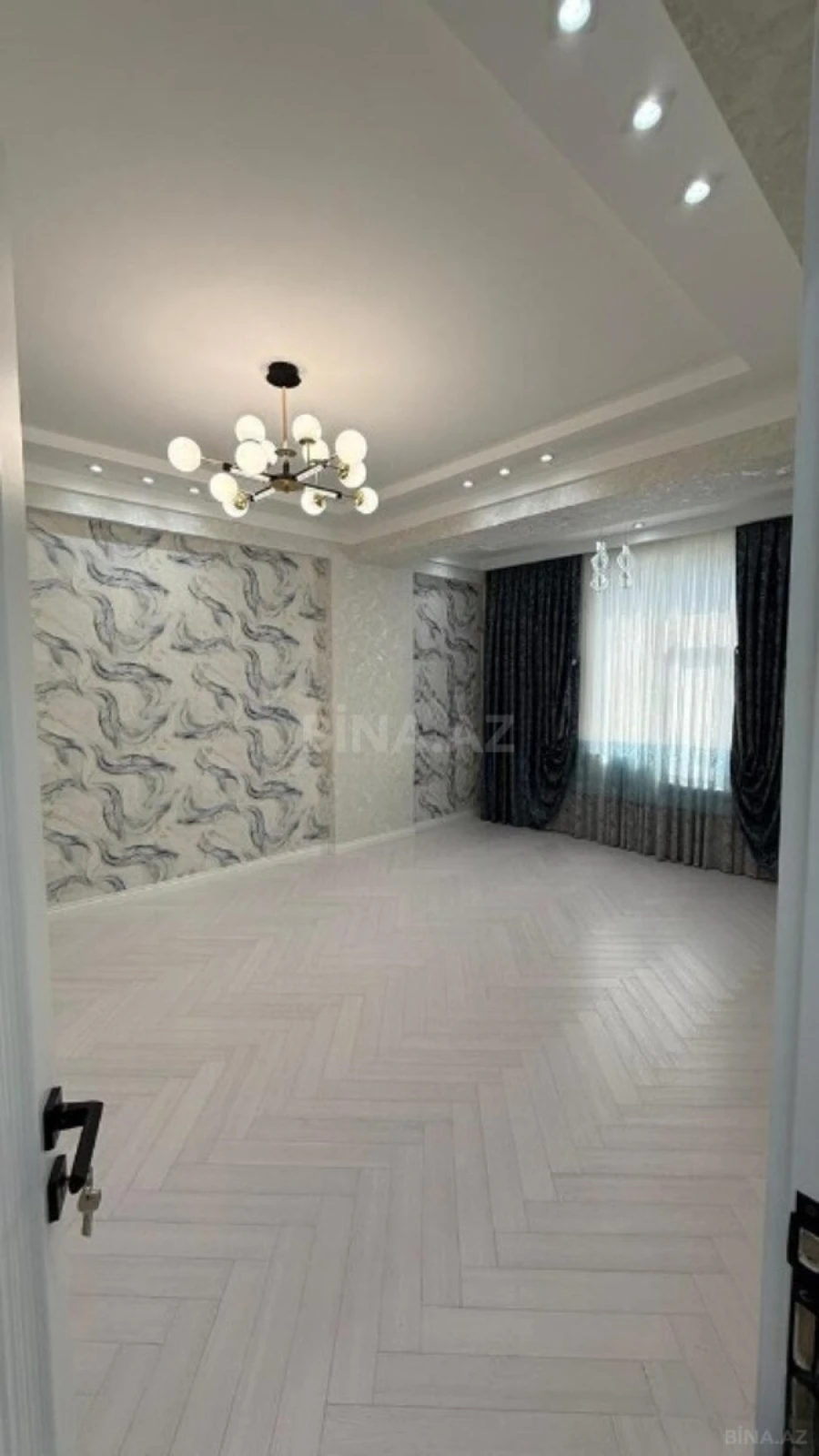 Satılır 4 otaqlı mənzil 131 m²