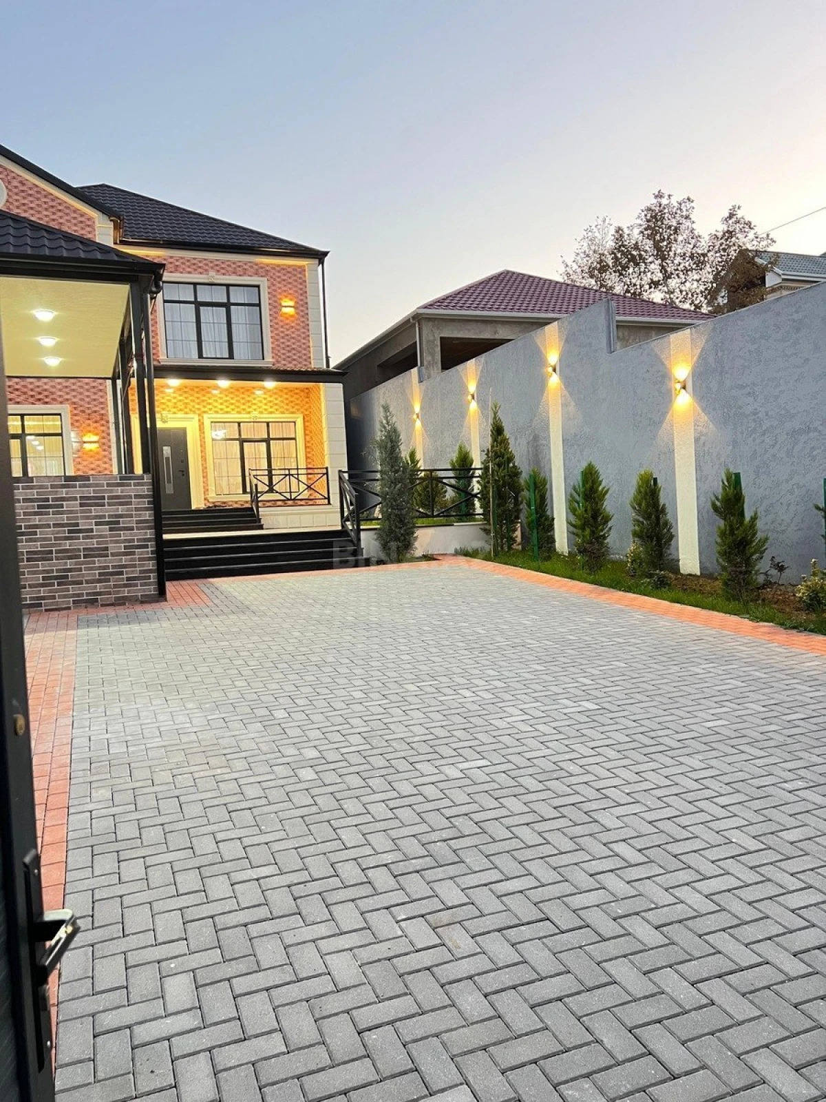 Satılır 6 otaqlı həyət evi 300 m²