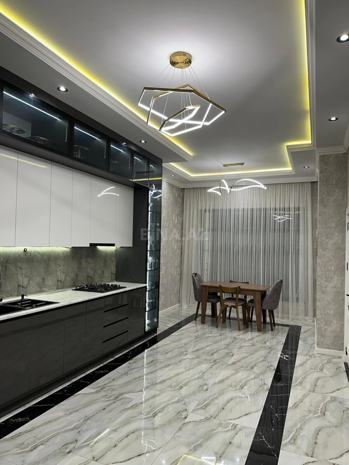 Satılır 6 otaqlı həyət evi 300 m²