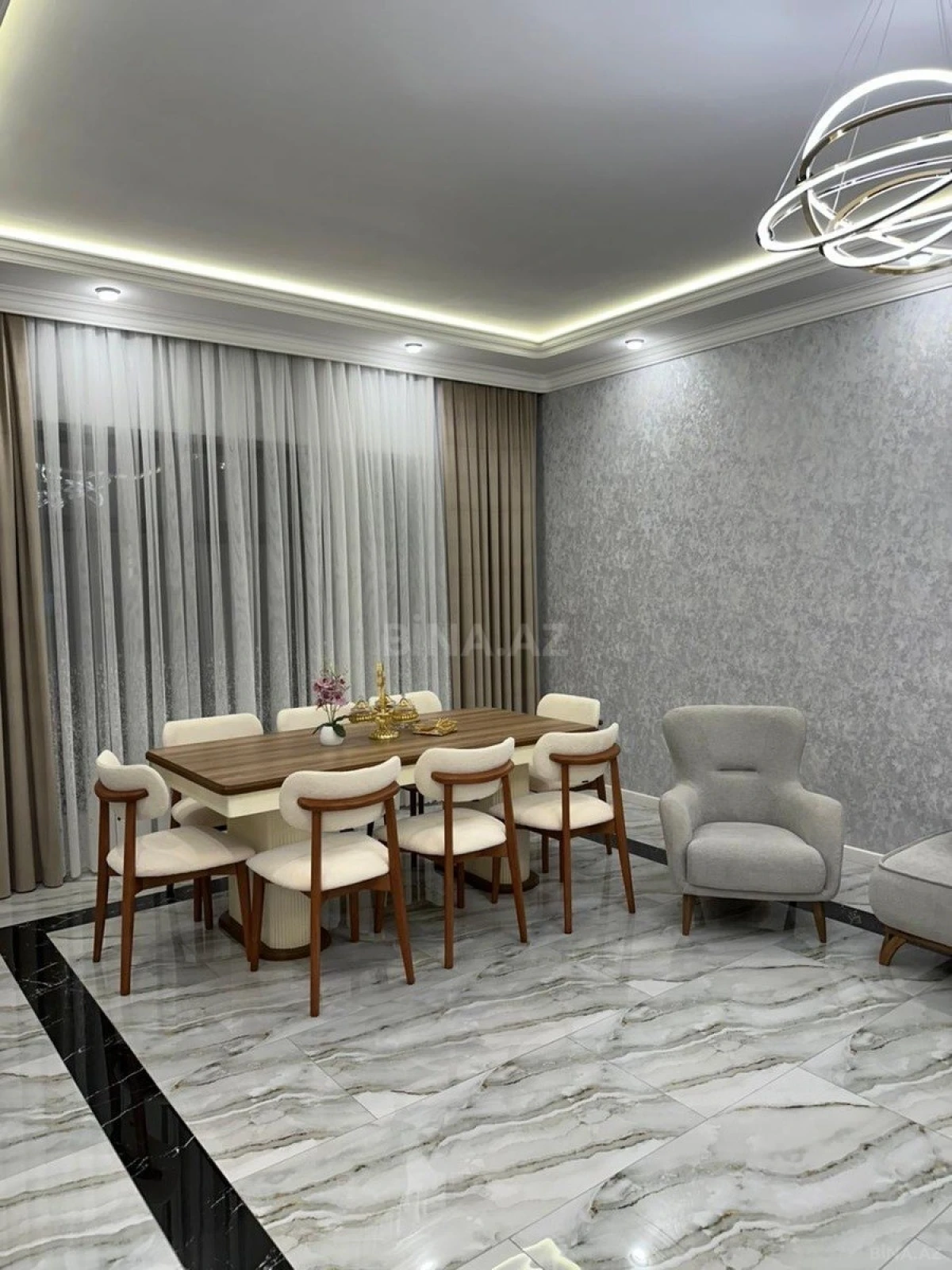 Satılır 6 otaqlı həyət evi 300 m²