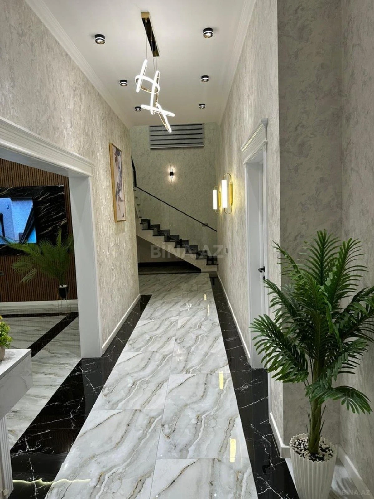 Satılır 6 otaqlı həyət evi 300 m²