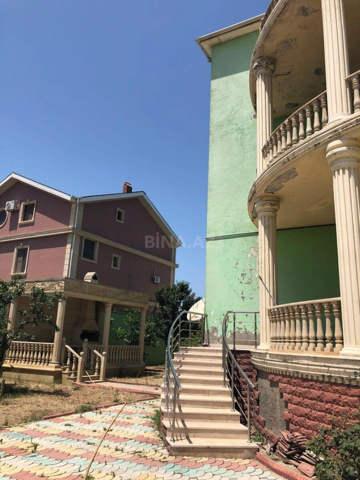 Satılır 10 otaqlı həyət evi 300 m²