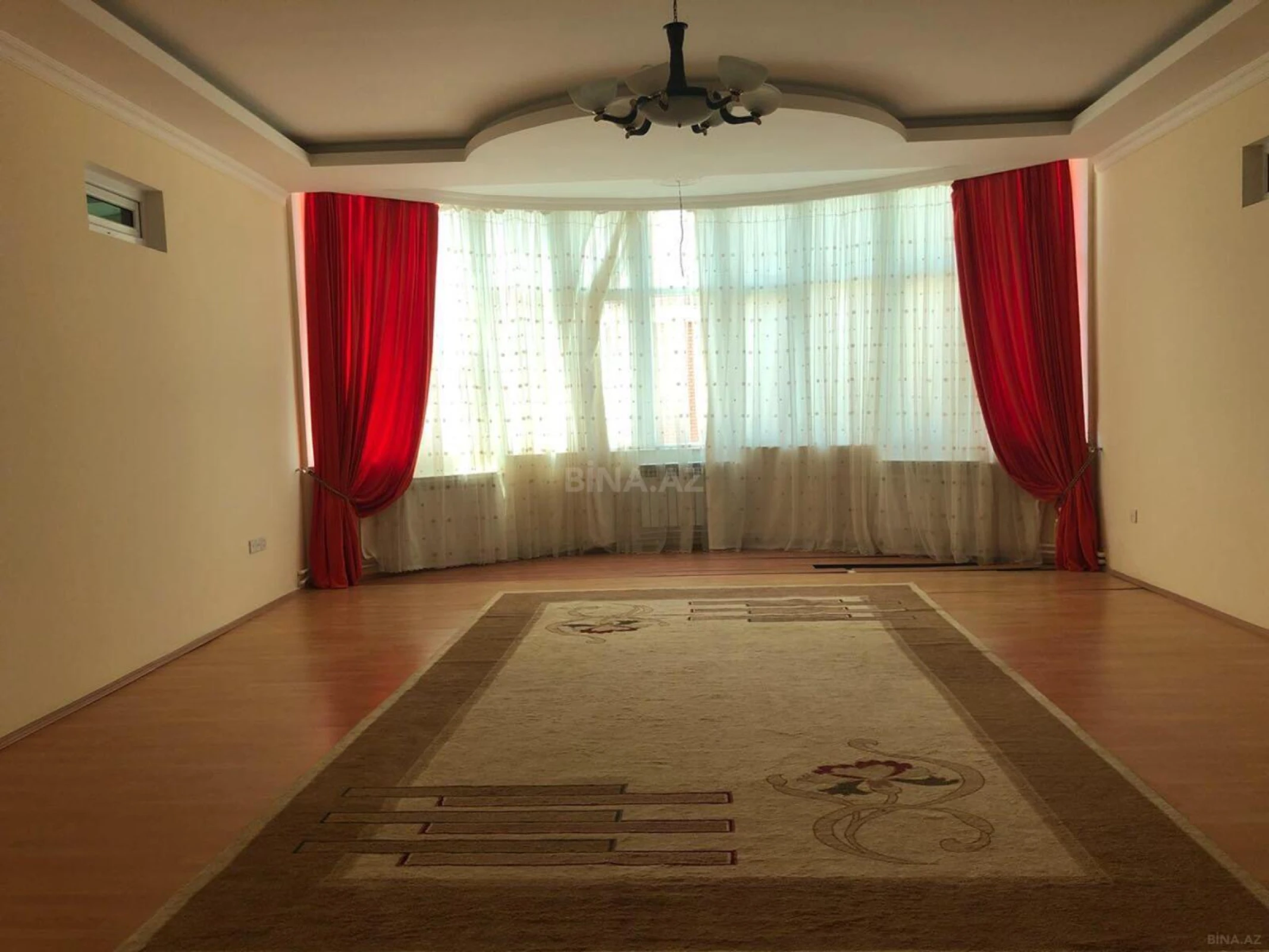 Satılır 10 otaqlı həyət evi 300 m²