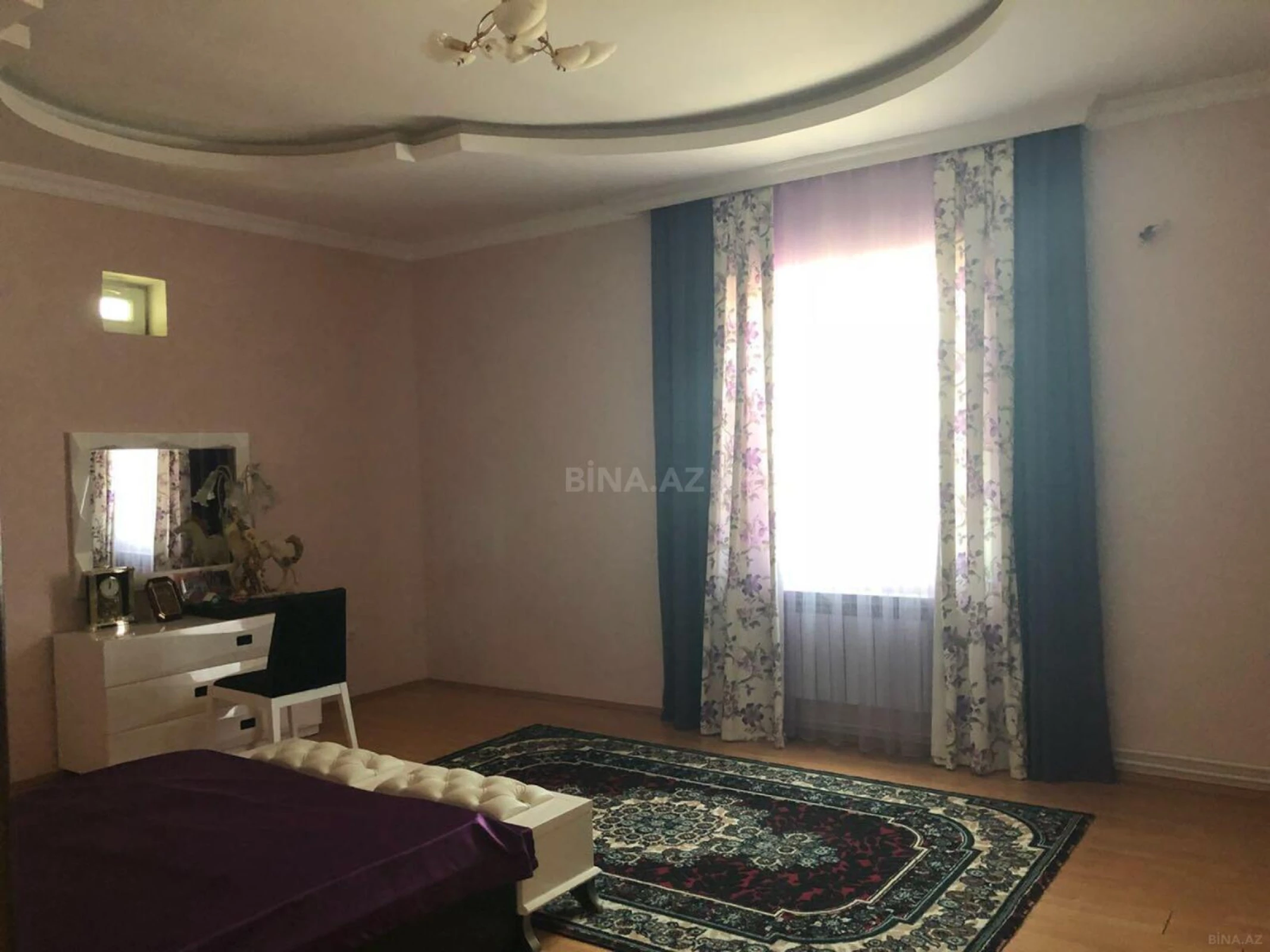 Satılır 10 otaqlı həyət evi 300 m²
